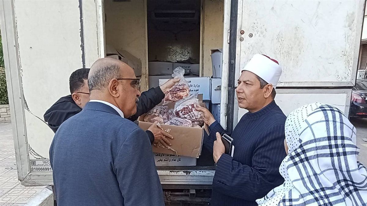 وزارة الأوقاف توزع طنين من لحوم صكوك الأضاحي على الأسر الأولى بالرعاية بالمحافظات