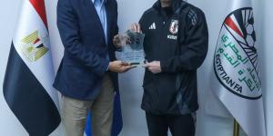 مصطفى عزام يستقبل رئيس بعثة منتخب اليابان ويتبادلان الدروع