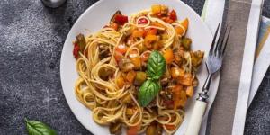 مكرونة بالخضار على الطريقة الإيطالية بنكهة الريحان الطازج