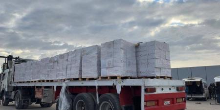 وسط برد قاسٍ.. الهلال الأحمر المصري يمد غزة بخيام وبطاطين وملابس شتوية عبر «زاد العزة» الـ94