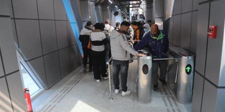 بالصور.. إقبال كبير من المواطنين على استخدام الأتوبيس الترددي السريع BRT