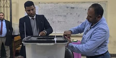 بالصور..
شاهد
عمليات
فرز
أصوات
الناخبين
بدائرة
حلوان