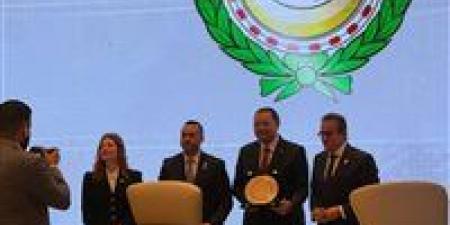 الصحة:
      فوز
      مصر
      بجائزتي
      الطبيب
      العربي
      والعمل
      المميز
      في
      التمريض
      والقبالة
      خلال
      أعمال
      مجلس
      وزراء
      الصحة
      العرب
      الـ63