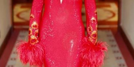 نيكول
      سابا
      تطل
      بالأحمر
      في
      حلفة
      الكريسماس