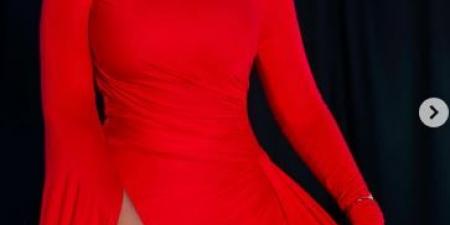 درة
      زروق
      تطل
      بالأحمر
      في
      حفل
      شاهد