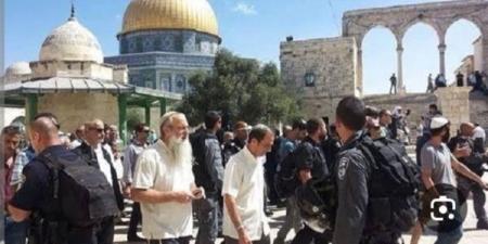 الاحتلال
يحاصر
المصلين
غرب
بيت
لحم