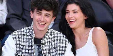 تيموثي
شالاميت
يكسر
صمته
ويرد
على
شائعات
الانفصال
عن
كايلي
جينر