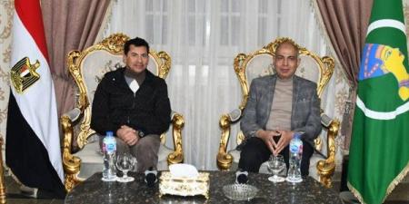 وزير
      الشباب
      والرياضة
      يلتقي
      محافظ
      المنيا
      بديوان
      المحافظة