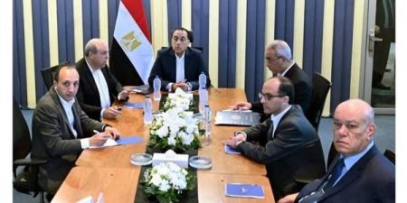 رئيس
الوزراء
يجتمع
مع
وزير
الطيران
لمناقشة
تحديات
القطاع