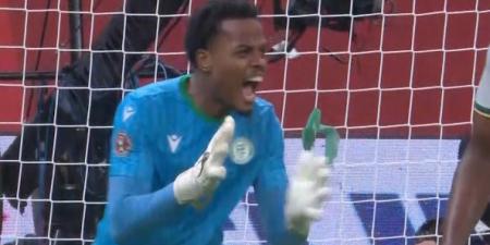 افتتاح
      كأس
      أمم
      أفريقيا:
      باندور
      حرس
      منتخب
      جزر
      القمر
      يتصدى
      لأول
      ركلة
      جزاء
      في
      البطولة
      أمام
      سفيان
      رحيمي
      مهاجم
      المغرب