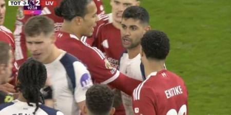 حارس
      ليفربول:
      "كنا
      شجعانًا
      بما
      يكفي
      للحفاظ
      على
      النتيجة
      أمام
      توتنهام"