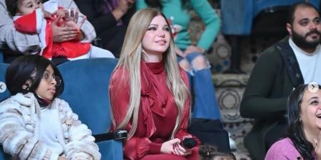 ياسمين
      الخطيب
      تخطف
      الأنظار
      بالأحمر