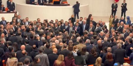 «البرلمان
      تحول
      إلى
      ساحة
      معركة»..
      لكمات
      وعراك
      بالأيدي
      بين
      النواب
      في
      البرلمان
      التركي|صور