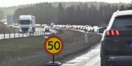 انقلاب
      حركة
      المرور
      في
      السويد
      بعد
      حادث
      تصادم
      مروع
      على
      الطريق
      السريع
      E20