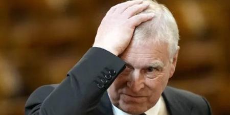 الأمير
      أندرو
      يظهر
      لأول
      مرة
      بعد
      نشر
      صور
      له
      في
      فضيحة
      جيفري
      إبستين