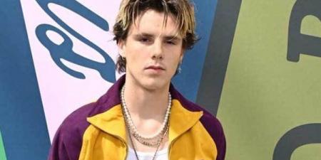 ابن
      ديفيد
      بيكهام
      يوضح
      حقيقة
      تدهور
      علاقة
      شقيقه
      بوالديه