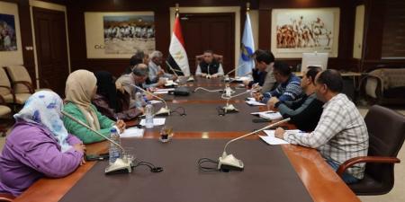 محافظ
      البحر
      الأحمر
      يتابع
      ملفات
      التقنين
      والتصالح
      بالمحافظة