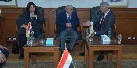 نقابة
      المهندسين
      المصرية
      تُكرم
      أبطال
      "تحديثات
      طائرات
      ايرباص"
      بشركة
      مصر
      للطيران
      للصيانة
      والأعمال
      الفنية