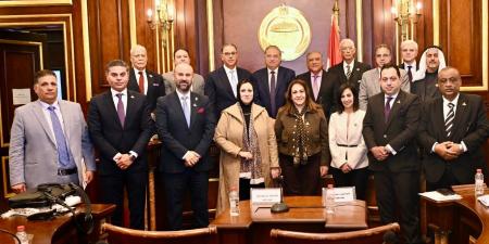 النائب
      باسم
      كامل
      يؤكد
      على
      اهمية
      العمل
      لزيادة
      فرص
      التوظيف
      للمصريين
      بالخارج