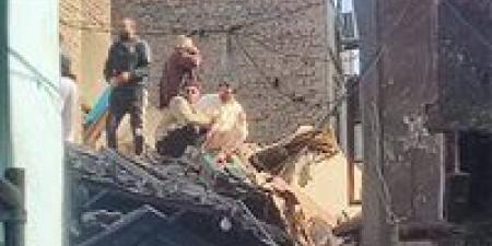 عقار
      إمبابة
      المنهار..
      البحث
      عن
      أسرة
      مفقودة
      وإخلاء
      المنازل
      المجاورة