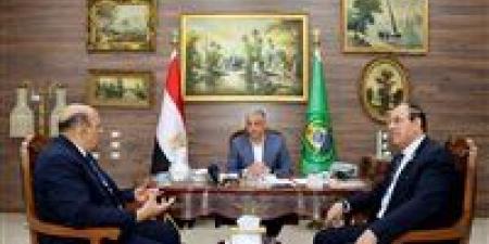 رئيس
      اتحاد
      الكونغ
      فو
      يبحث
      مع
      محافظ
      الإسماعيلية
      إقامة
      معسكر
      تدريبي
      دولي