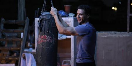 التفاصيل
      الكاملة
      لمسلسل
      "بطل
      العالم"
      لعصام
      عمر