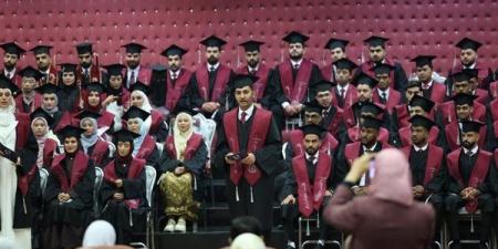 لأول
      مرة
      في
      تاريخ
      طب
      الأزهر..
      حفل
      تخرج
      لـ70
      طبيبا
      وافدا
      من
      15
      دولة