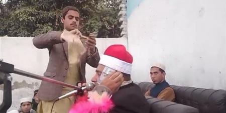 القاريء
      محمد
      الملاح
      يرد
      على
      واقعة
      إلقاء
      الأموال
      عليه
      خلال
      تلاوته
      القرآن
      بباكستان