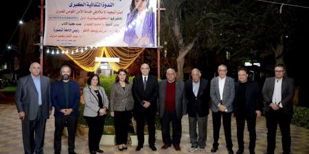 الدكتورة
درية
شرف
الدين
في
صالون
جامعة
المنصورة
تطالب
بميثاق
ينظم
المواقع
الإخبارية