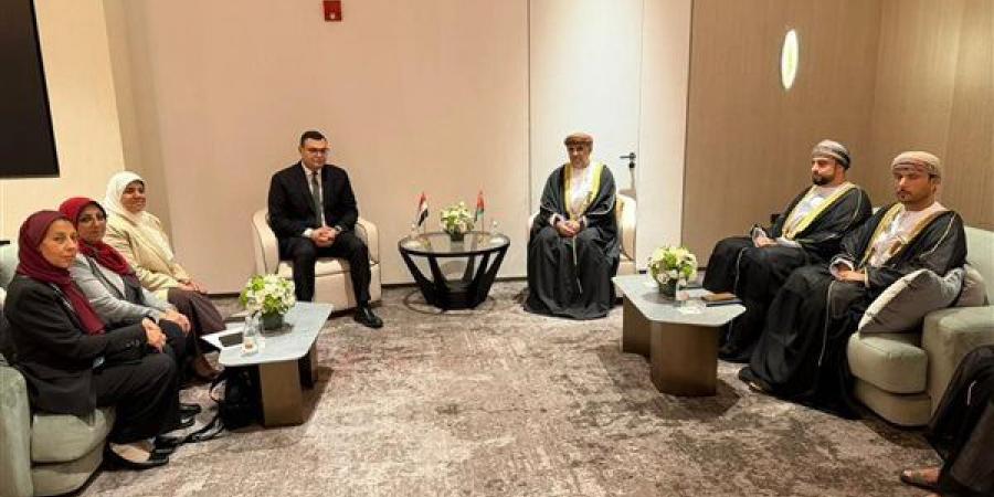 وزير الإسكان يبحث مع نظيره العماني التعاون في إنشاء وتنمية المدن الجديدة