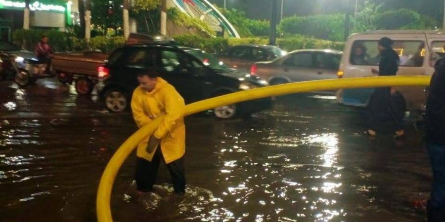 حملات مكبرة لكسح مياه الأمطار من شوارع دمياط