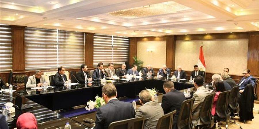 وزير الرياضة يجتمع مع اللجنة الطبية العليا لرعاية الرياضيين