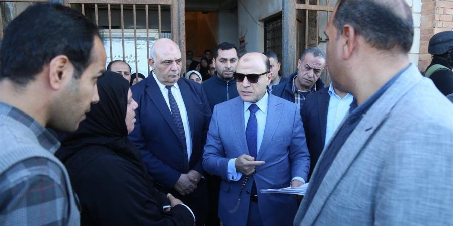 محافظ كفرالشيخ يلتقي أهالي برج البرلس ويستمع لمطالبهم في لقاء مباشر