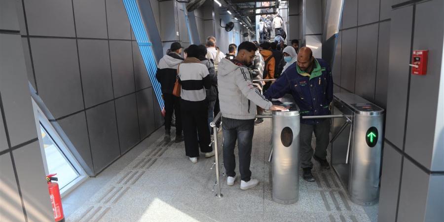 بالصور.. إقبال كبير من المواطنين على استخدام الأتوبيس الترددي السريع BRT