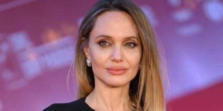 أنجلينا جولي تحوّل تجربتها مع سرطان الثدي إلى رسالة أمل ووعي
