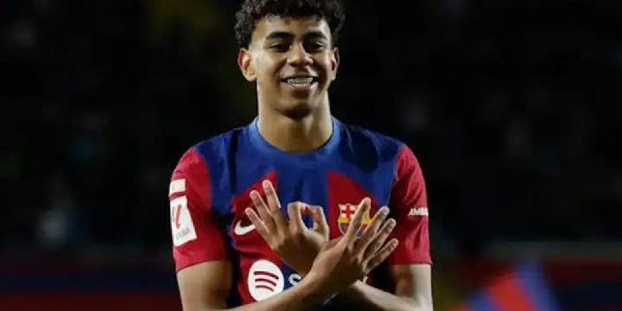 لامين يامال يتوج بجائزة أفضل لاعب شاب في العالم 2025