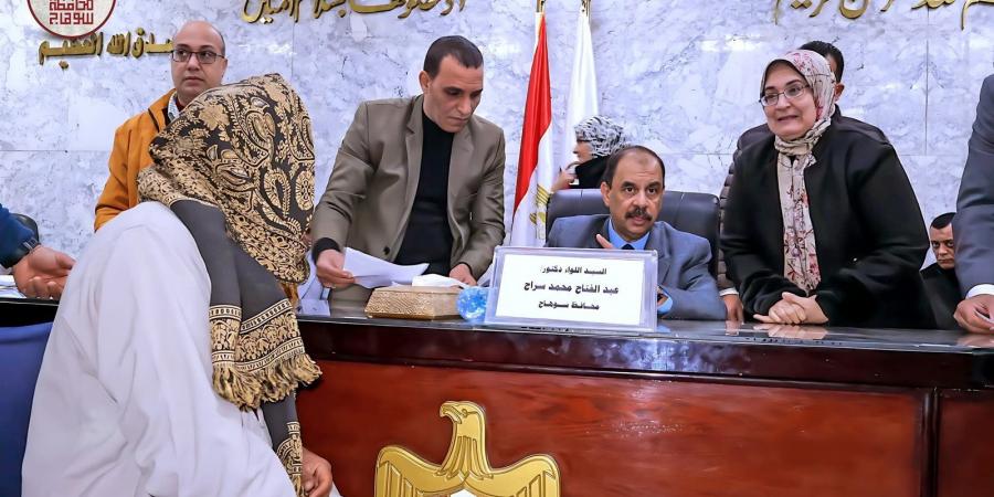 خلال اللقاء الجماهيري.. محافظ سوهاج يؤكد الالتزام بالاستجابة الفورية لطلبات المواطنين