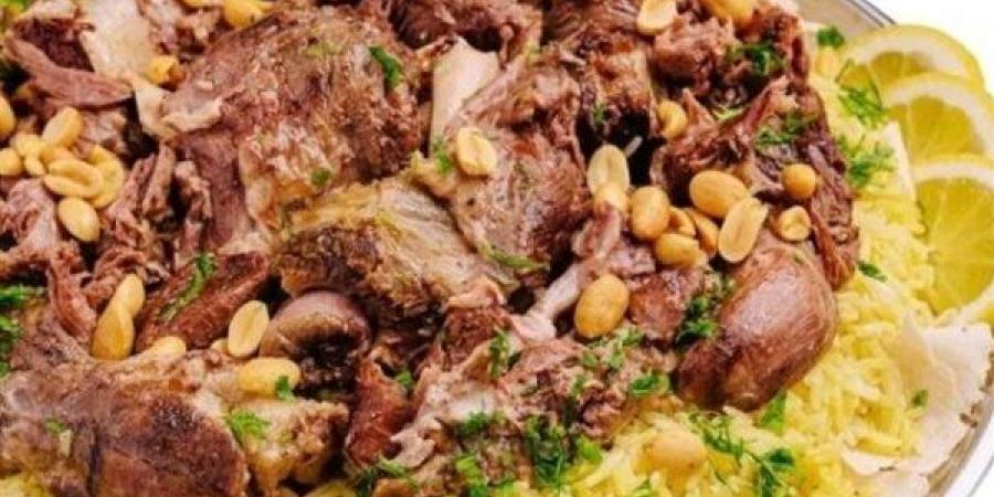 من المطبخ الأردني حضري المنسف باللحم