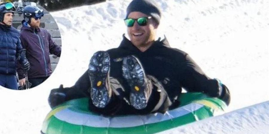 الأمير
      هاري
      يقضي
      عطلة
      تزلج
      مع
      أصدقائه
      قبل
      الاحتفال
      بعيد
      الميلاد