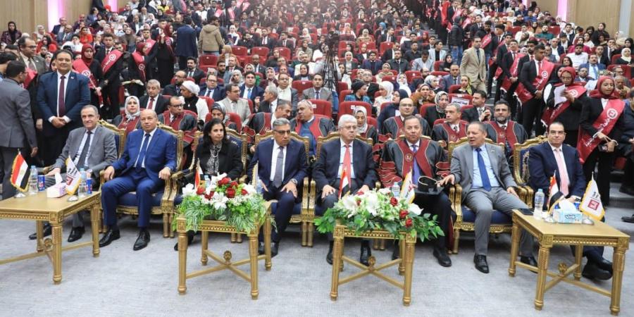 رئيس
      جامعة
      المنصورة
      يشارك
      بحفل
      تخريج
      أول
      دفعة
      من
      خريجي
      الجامعة
      الأهلية