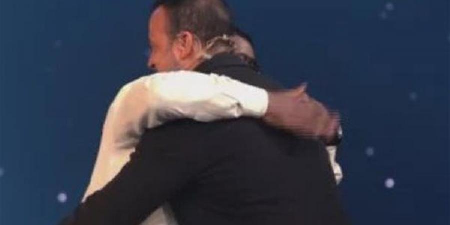 دولة
      التلاوة..
      مصطفى
      حسنى
      يترك
      مقعده
      ليأخذ
      بيد
      متسابق
      خارج
      الاستوديو