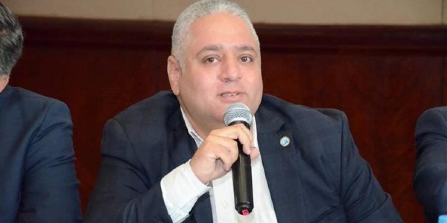 عصمت:
      نقابة
      الصيادلة
      تعلب
      دورًا
      مهمًا
      في
      دعم
      استقرار
      سوق
      الدواء