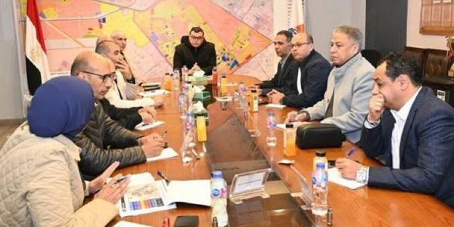 وزير
      الإسكان
      يعقد
      اجتماعاً
      بمقر
      جهاز
      مدينة
      الشيخ
      زايد
      لاستعراض
      خُطط
      تطوير
      الطرق
      والمحاور