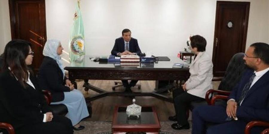 وزير
      الزراعة
      يبحث
      مع
      وفد
      صيني
      مستجدات
      إنشاء
      مصنع
      متطور
      للمبيدات
      بتكنولوجيا
      عالمية
      في
      مصر