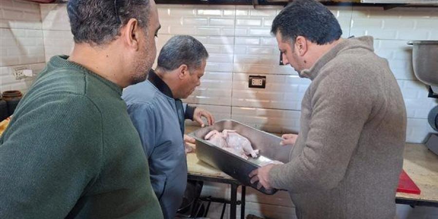 ضبط
      66
      كجم
      أغذية
      مشتبه
      في
      صلاحيتها
      وتحرير
      11
      محضرً
      بالمحلة