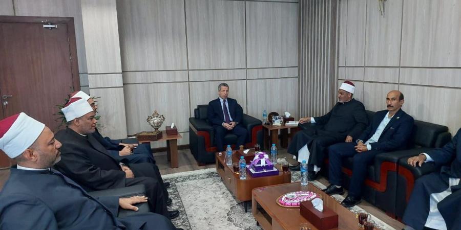 وفد
      أوقاف
      البحر
      الأحمر
      والأزهر
      يقدم
      التهنئة
      لرئيس
      جامعة
      الغردقة