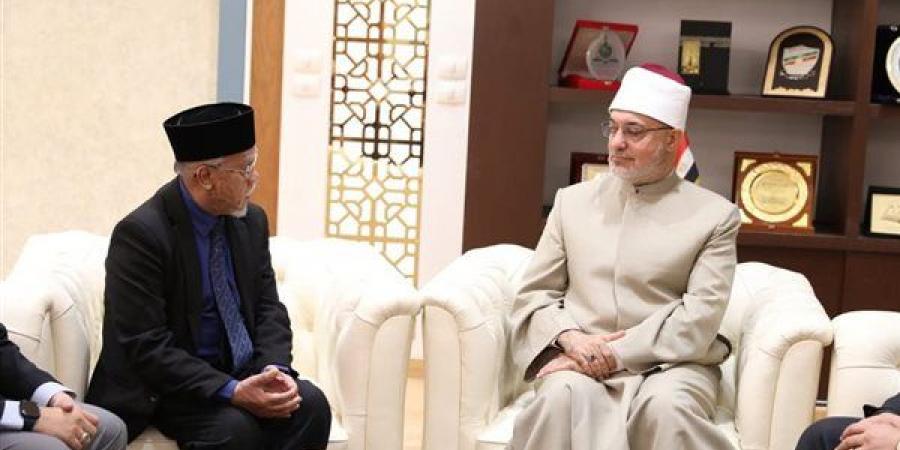 نظير
      عياد
      يستقبل
      مفتي
      ولاية
      بيراك
      الماليزية
      لبحث
      تعزيز
      التعاون
      الإفتائي
      وتدريب
      المفتين