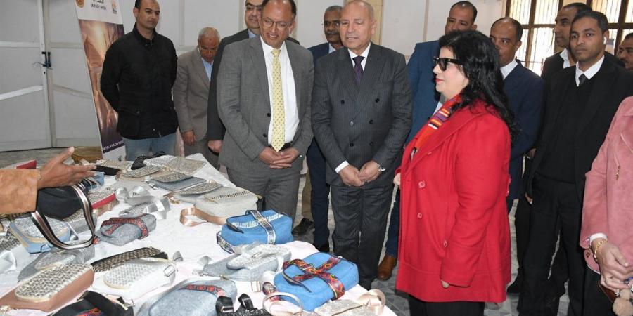 رئيس
      جامعة
      العاصمة
      يفتتح
      معرض
      السلع
      الغذائية
      (صور)