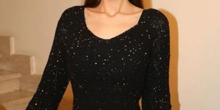 ملك
      أحمد
      زاهر
      تعتمد
      موضة
      الفساتين
      المطرزة