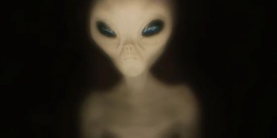 «لا
      نعيش
      وحدنا
      في
      الكون»..
      طيار
      يثير
      ضجة
      بعد
      لقائه
      بكائنات
      فضائية
      ويصف
      شكلها